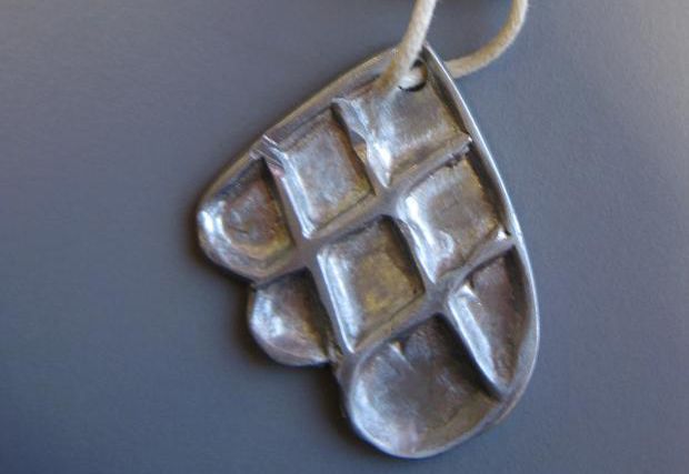 Smykke av tinn. Foto.