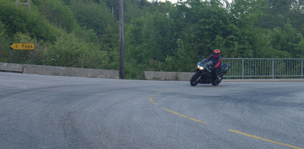 Motorsykkel i en sving. Foto.