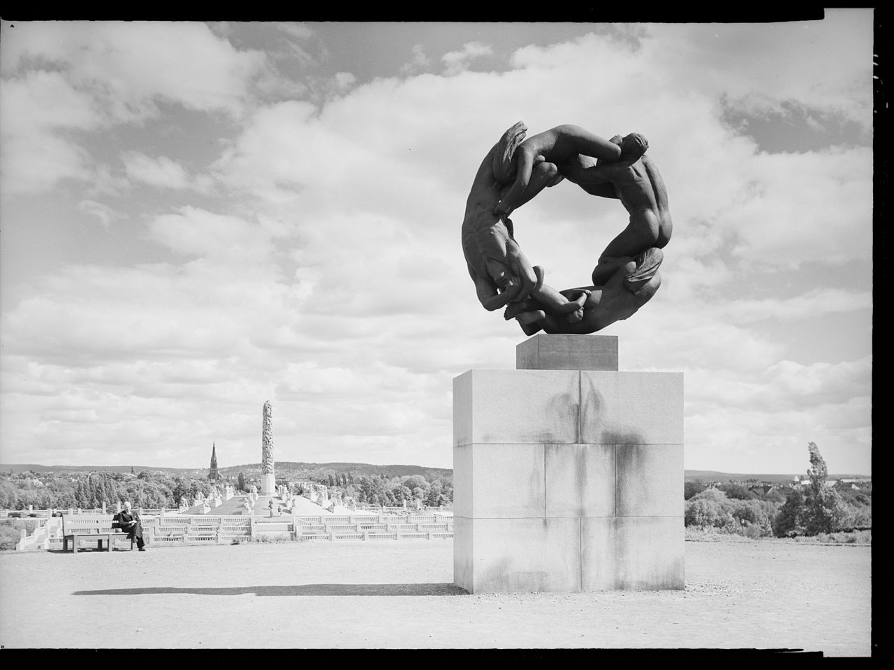Skulptur av menneskekropper som danner en sirkel. Foto.