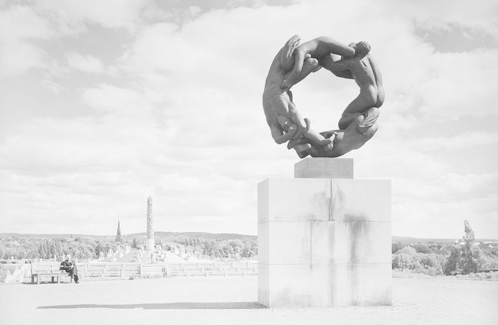 Skulptur av menneskekropper som danner en sirkel. Foto.