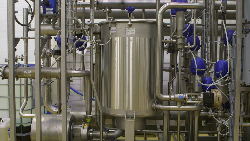 Teknologisk utstyr i et moderne meierianlegg. Foto.