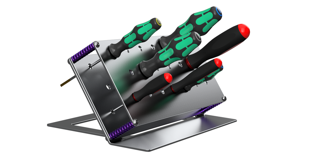 Stativ stående på et bord med mange skrutrekkere montert i ulike hull. Illustrasjon.