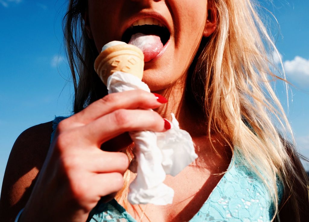 Ung jente et iskrem. Foto.