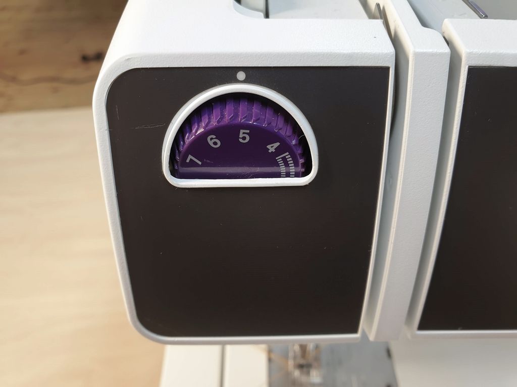 Fotografi av et hjul som viser trådspenningen på symaskinen.