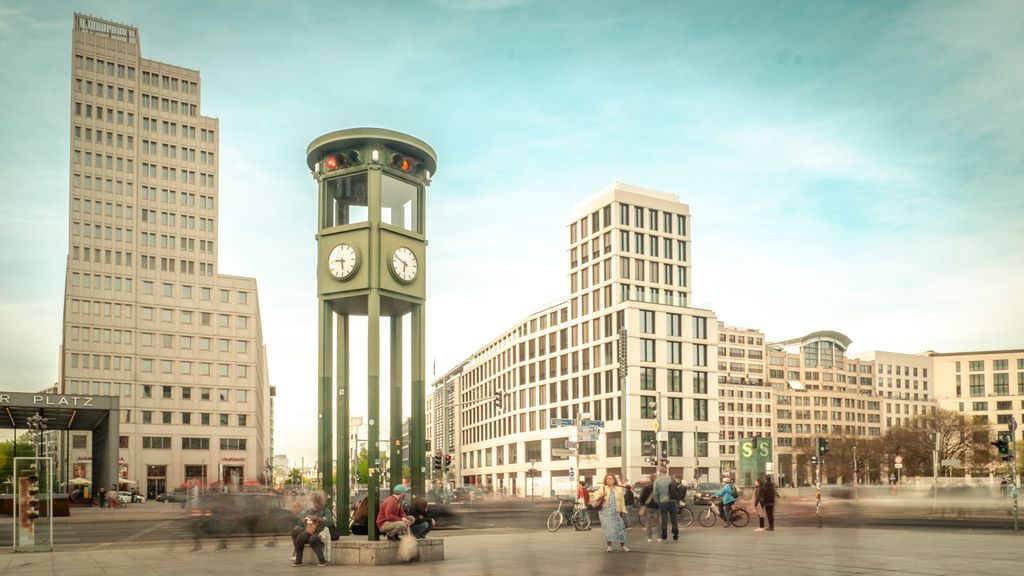 Klokketårnet på Potsdamer Platz i Berlin. Foto.