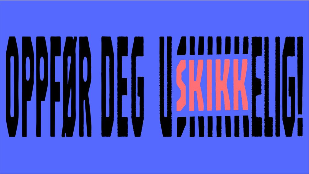 Blå bakgrunn med store, svarte bokstaver som danner setningen "OPPFØR DEG USKIKKELIG!". Bokstavene "SKIKK" er framhevet i rosa midt i teksten.