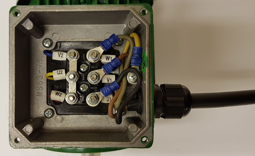 Stjernetilkopling i ein koplingsboks i ein asynkronmotor.  Foto.