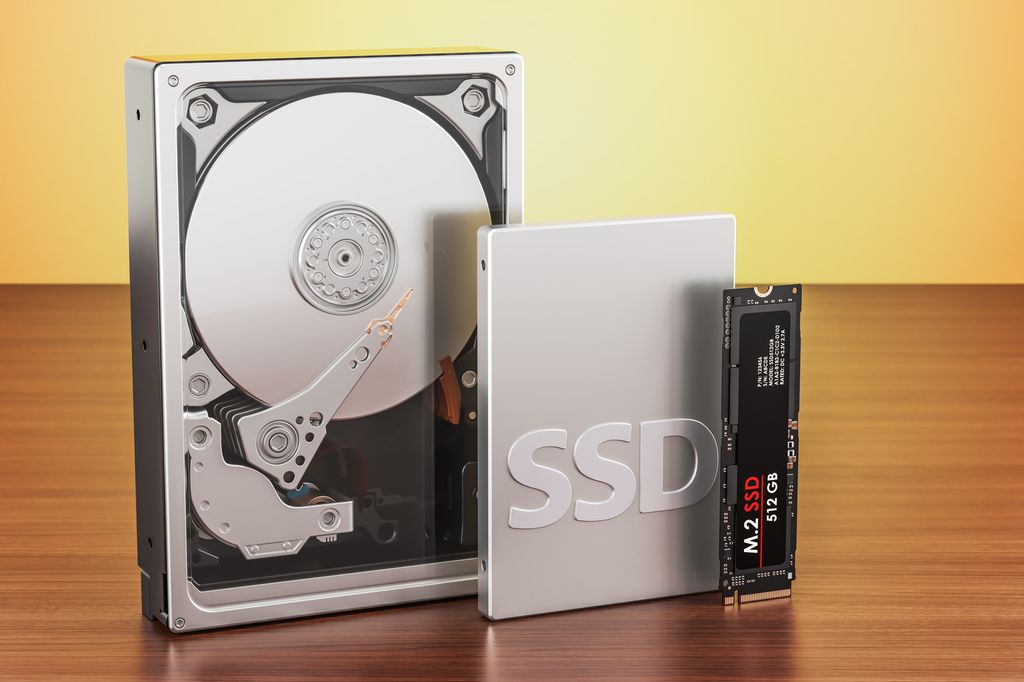 En harddisk som er 3,5 tommer bred, står ved siden av en SSD som er 2,5 tommer bred, som står ved siden av en M.2 SSD som er syltynn og er rundt én tomme bred. Foto.