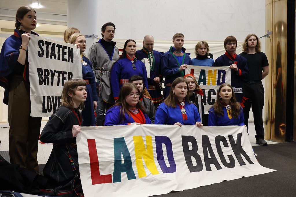 Noerh tjihkedeminie jïh tjåadtjoeminie golme stoerre baannerigujmie. Gööktene baannerinie tjaaleme "Land Back" jïh aktene "Staten bryter loven". Guvvie.