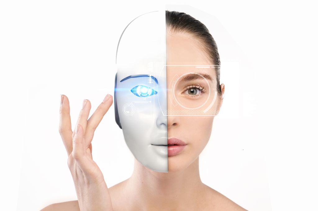 En kvinne ser inn i kameraet. Halve ansiktet hennes er et hvitt robotansikt med lysende blått øye. Foto med grafikk.