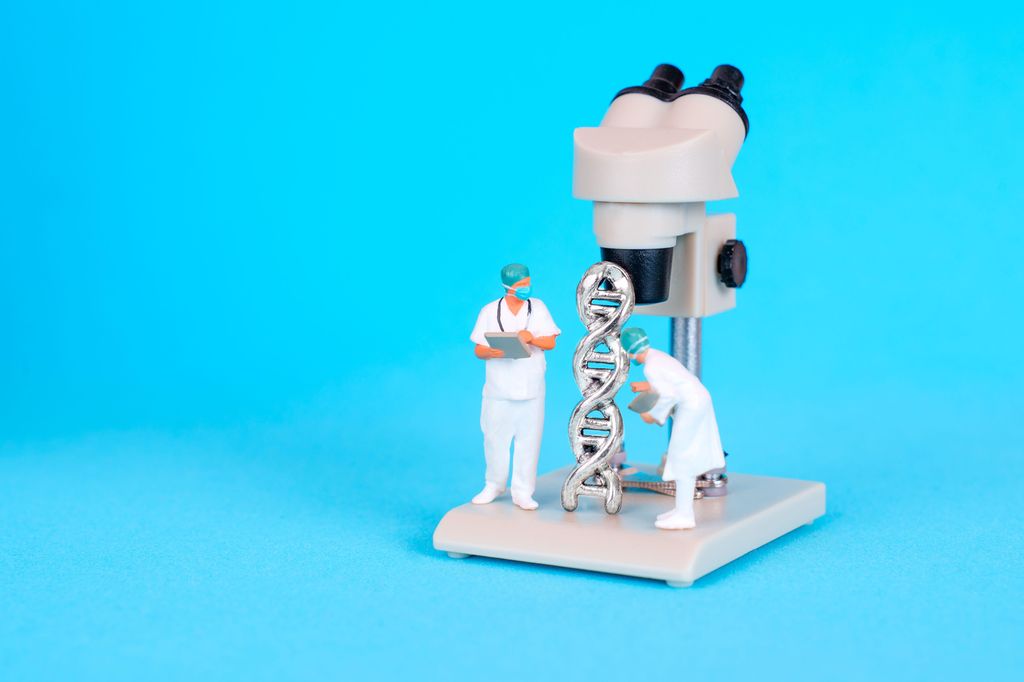 Miniatyrforskere som analyserer en DNA-dobbelheliks ved siden av et stort mikroskop. Illustrasjon.