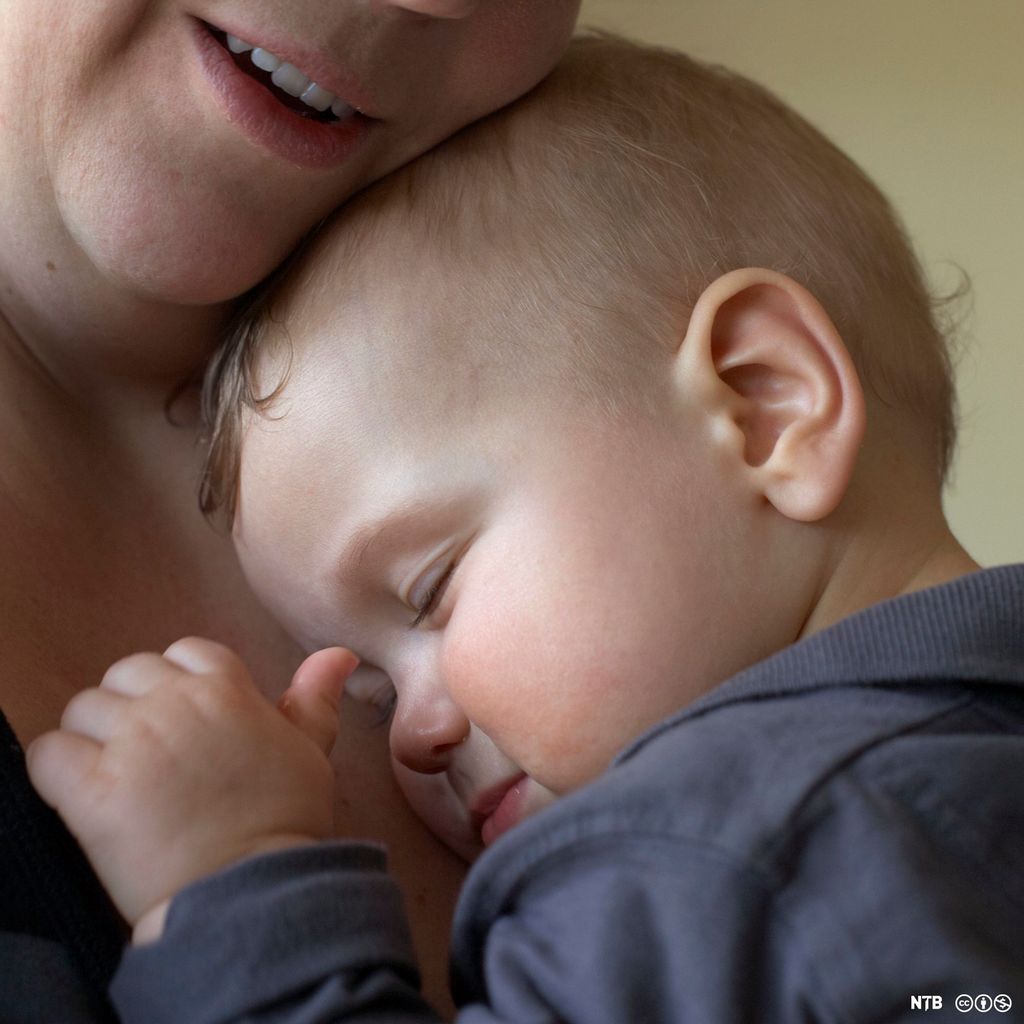 En liten baby ligger inntil mors bryst og kjenner på nærhet og varme fra mors hud. Foto.