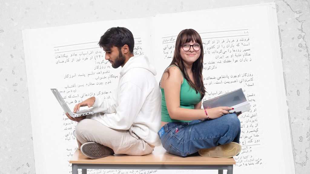 To elever sitter rygg mot rygg med en pc og ei bok i fanget. I bakgrunnen vises ei bok med arabiske skrifttegn. Foto.