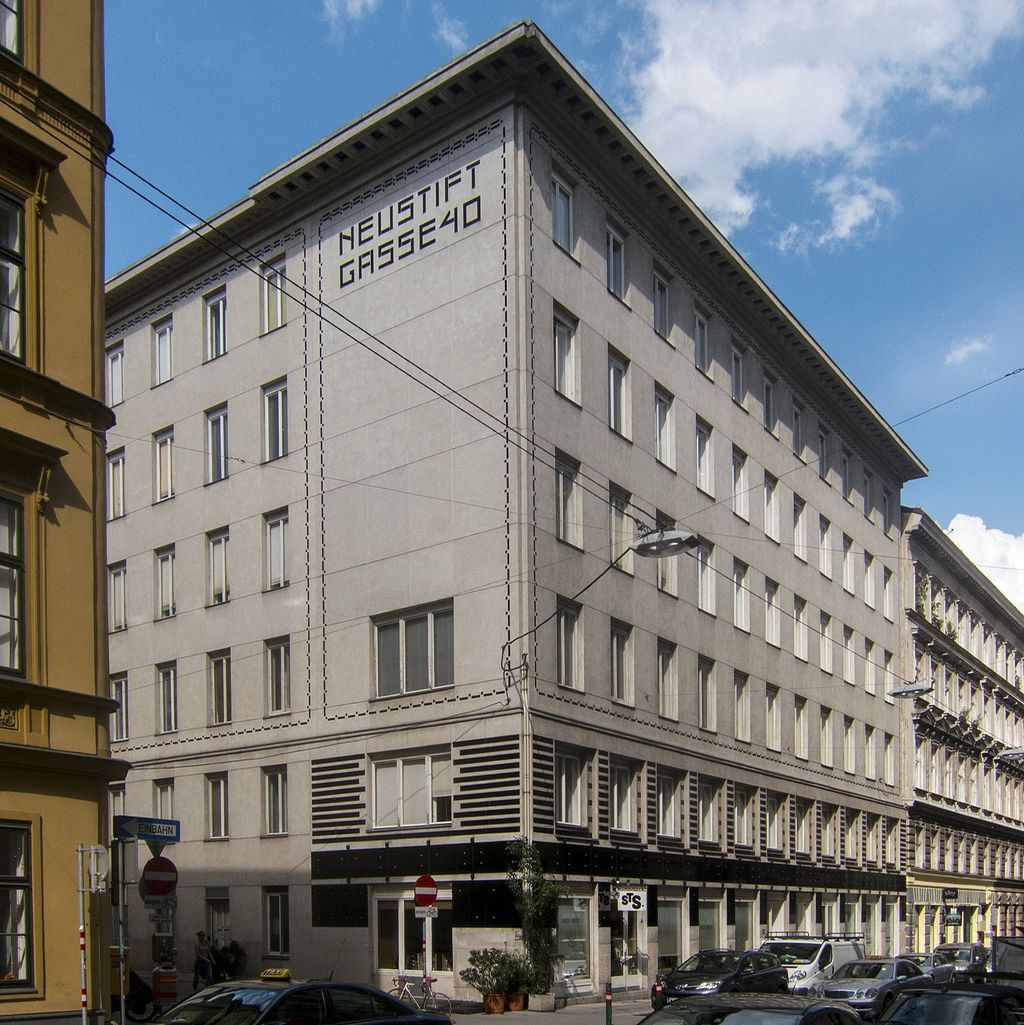 Funksjonalistisk arkitektur i grått. Foto.