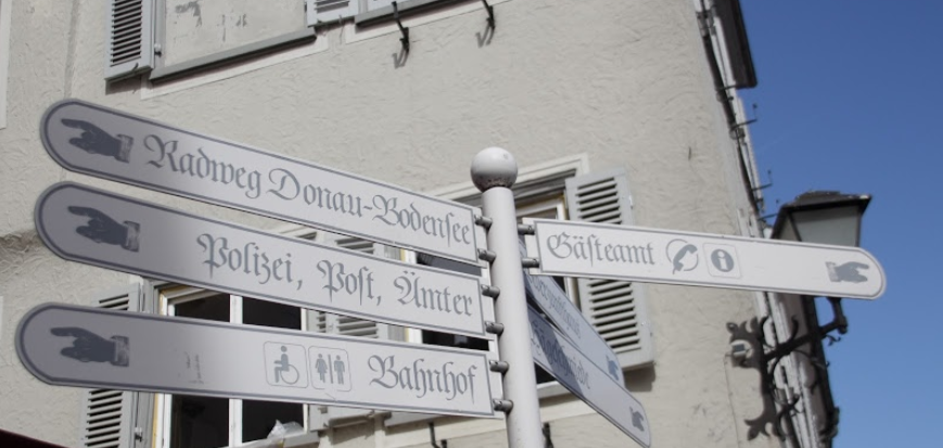 Wangen i Tyskland: Veivisere med tekst med gotisk skrifttype. Foto.
