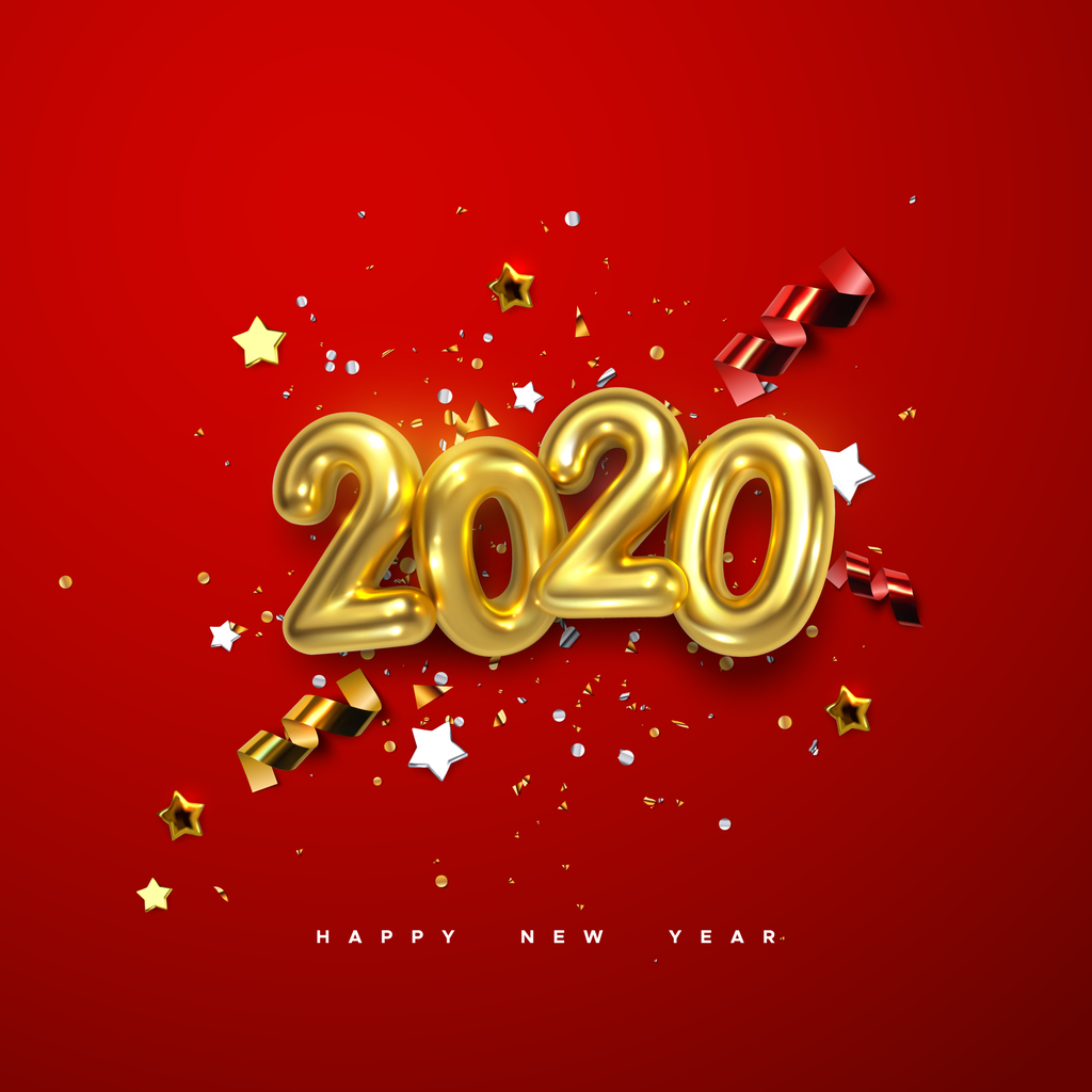 Nyttårskort med rød bakgrunnsfarge. I midten årstallet 2020, skrevet med store bokstaver og i en blank gullfarge. Teksten "Happy New Year" står med hvit skrift og små bokstaver på nedre del av kortet. Foto.