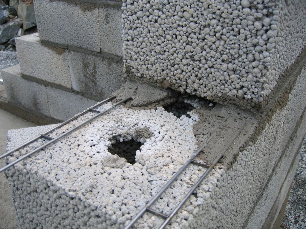 Mørtel og armering mellom lettklinkerstein. Foto.