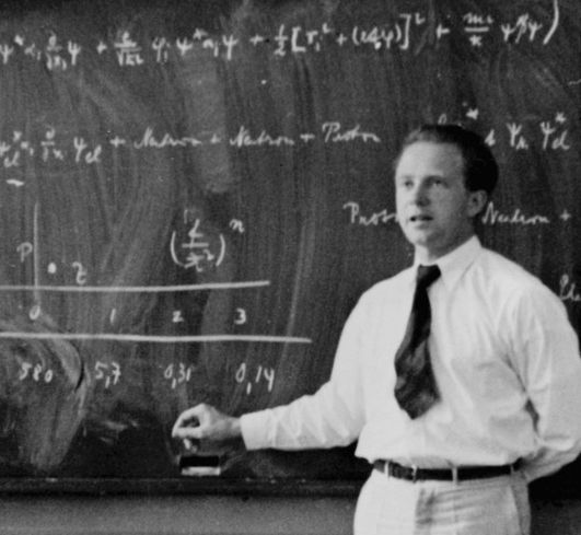 Den tyske kvantefysikaren Werner Heisenberg fekk Nobelprisen i fysikk i 1932. Her føreles han for studentar i 1936.