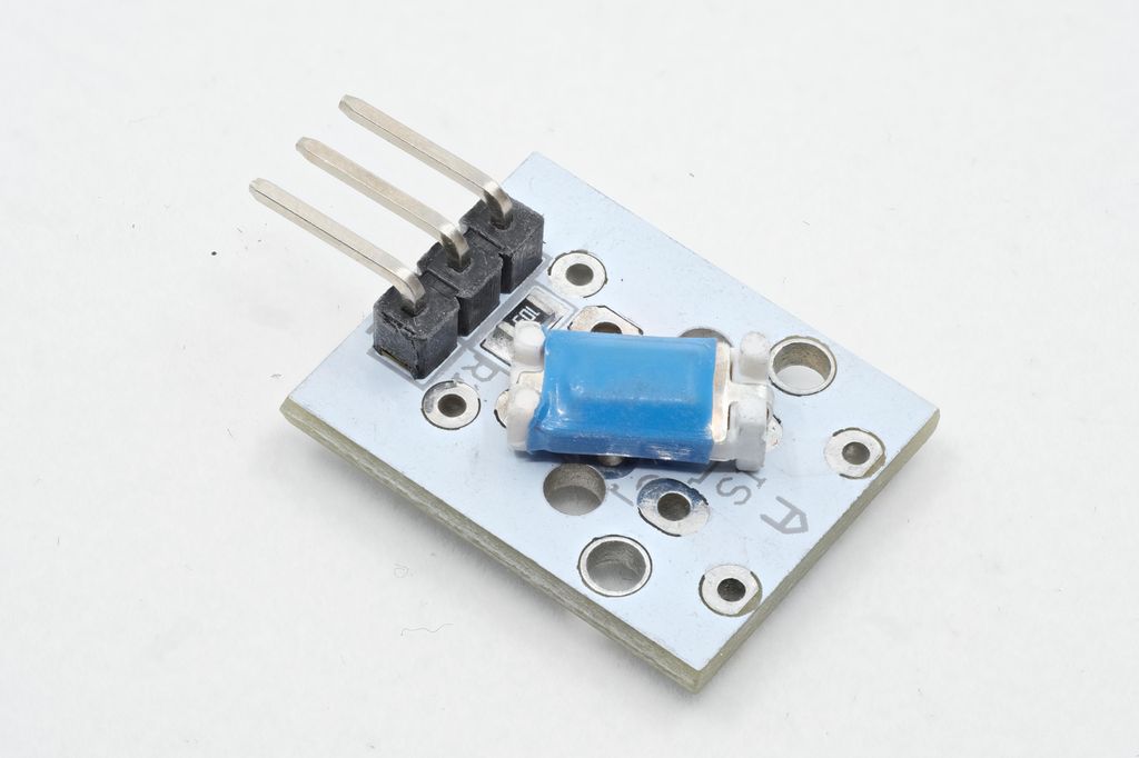 Printplate med elektroniske komponenter montert. Printplata har tre tilkoplingspinner. Foto.