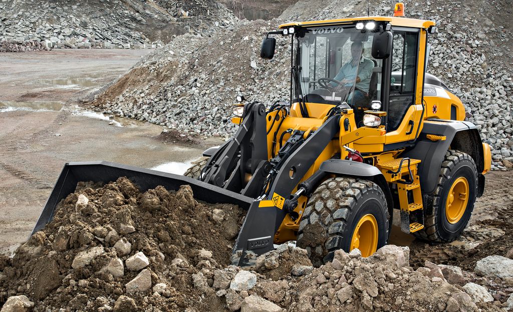 Hjullastar i grustak. Foto.