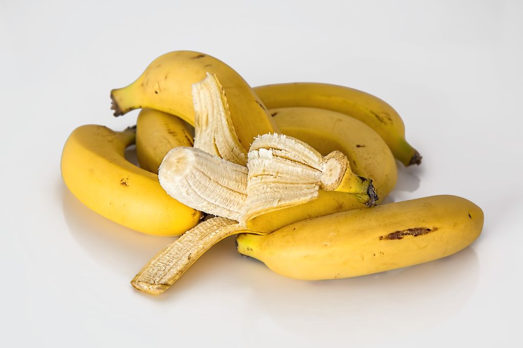 Flere bananer. Skallet på den ene er åpent. Foto.