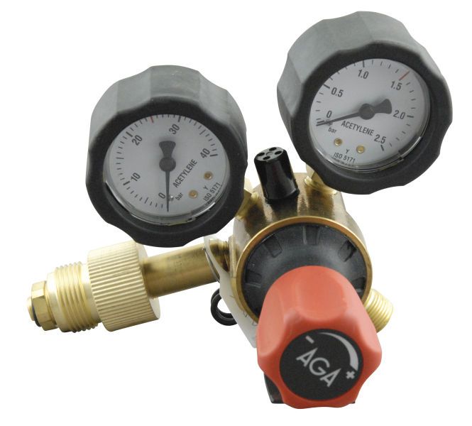 Gassregulator med manometer og skrue for justering av trykk. Foto.