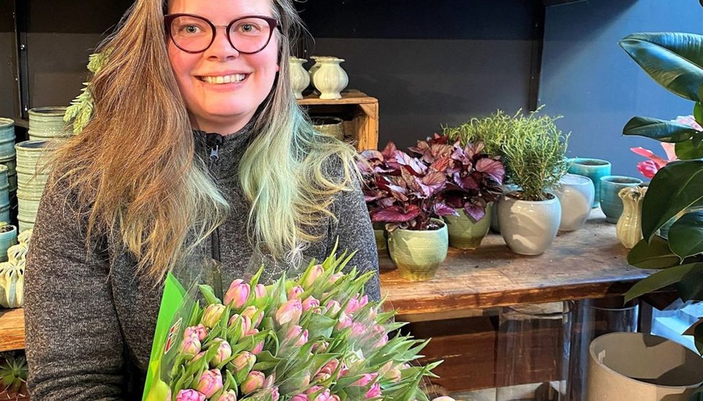 Dame med tulipanbukett i hendene. Foto.