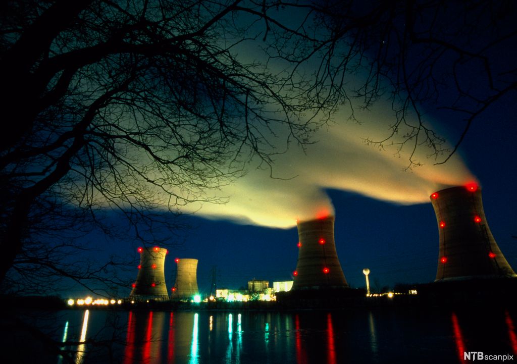  Atomkraftverk med utslipp av vanndamp. Foto.