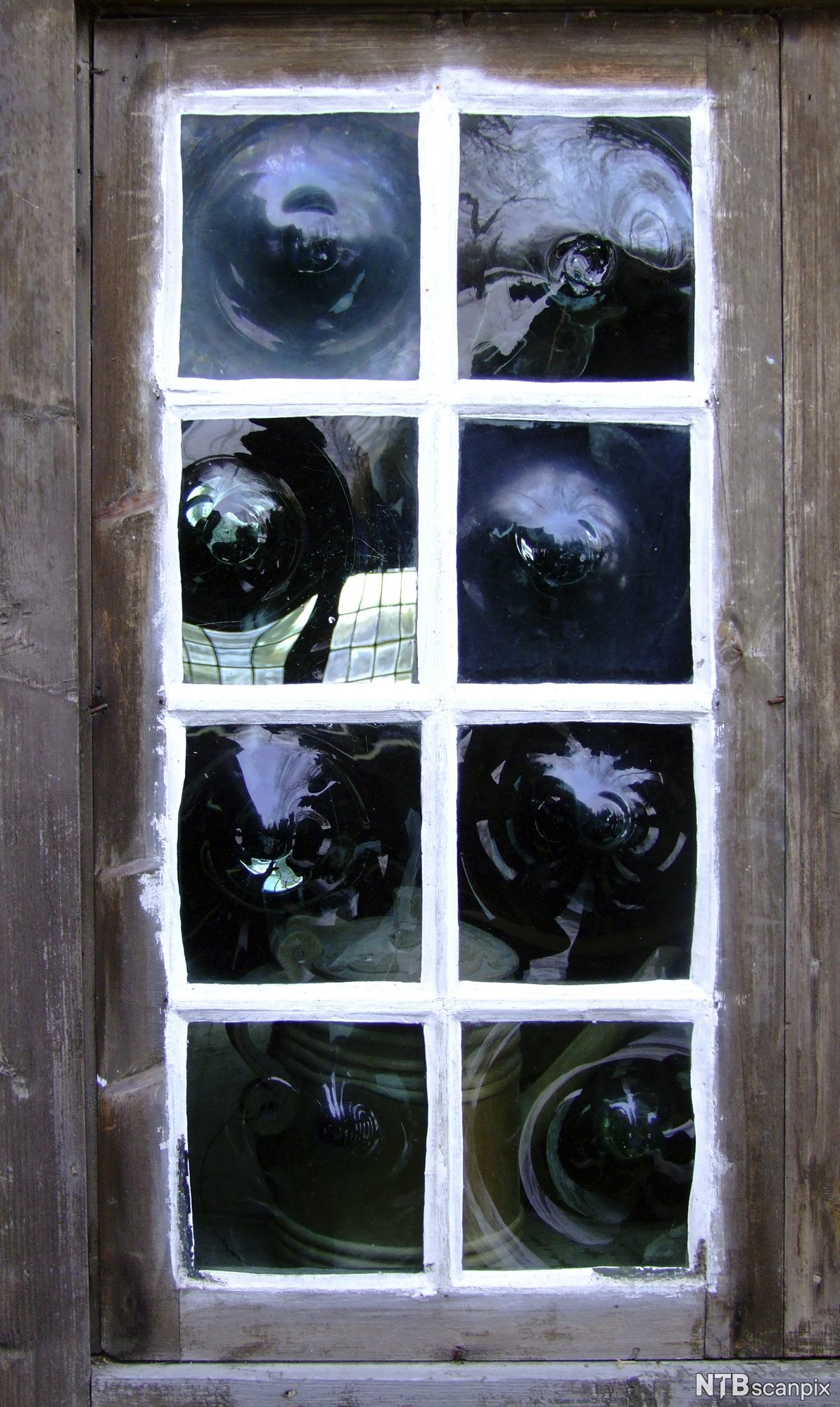 Gammelt vindu med veldig ujevnt glass. Foto.