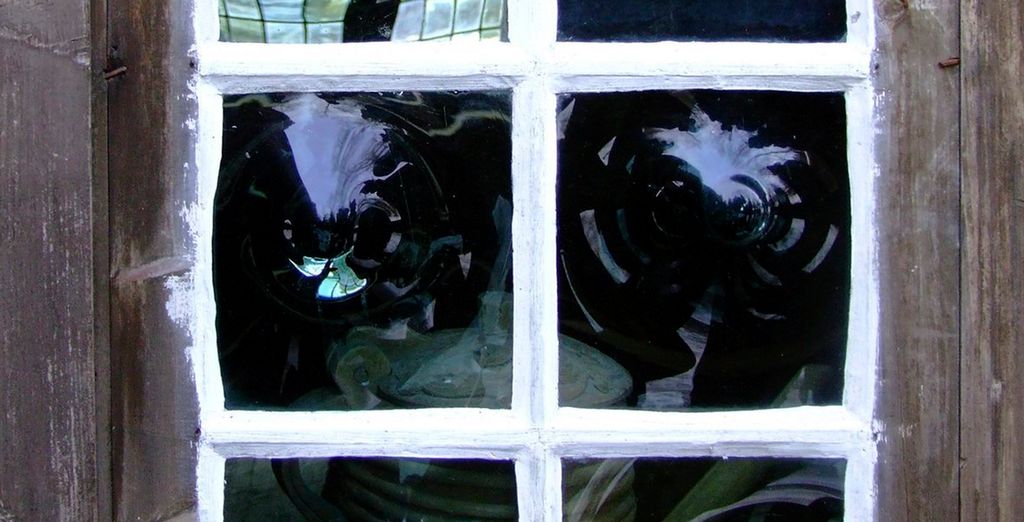 Gammelt vindu med veldig ujevnt glass. Foto.