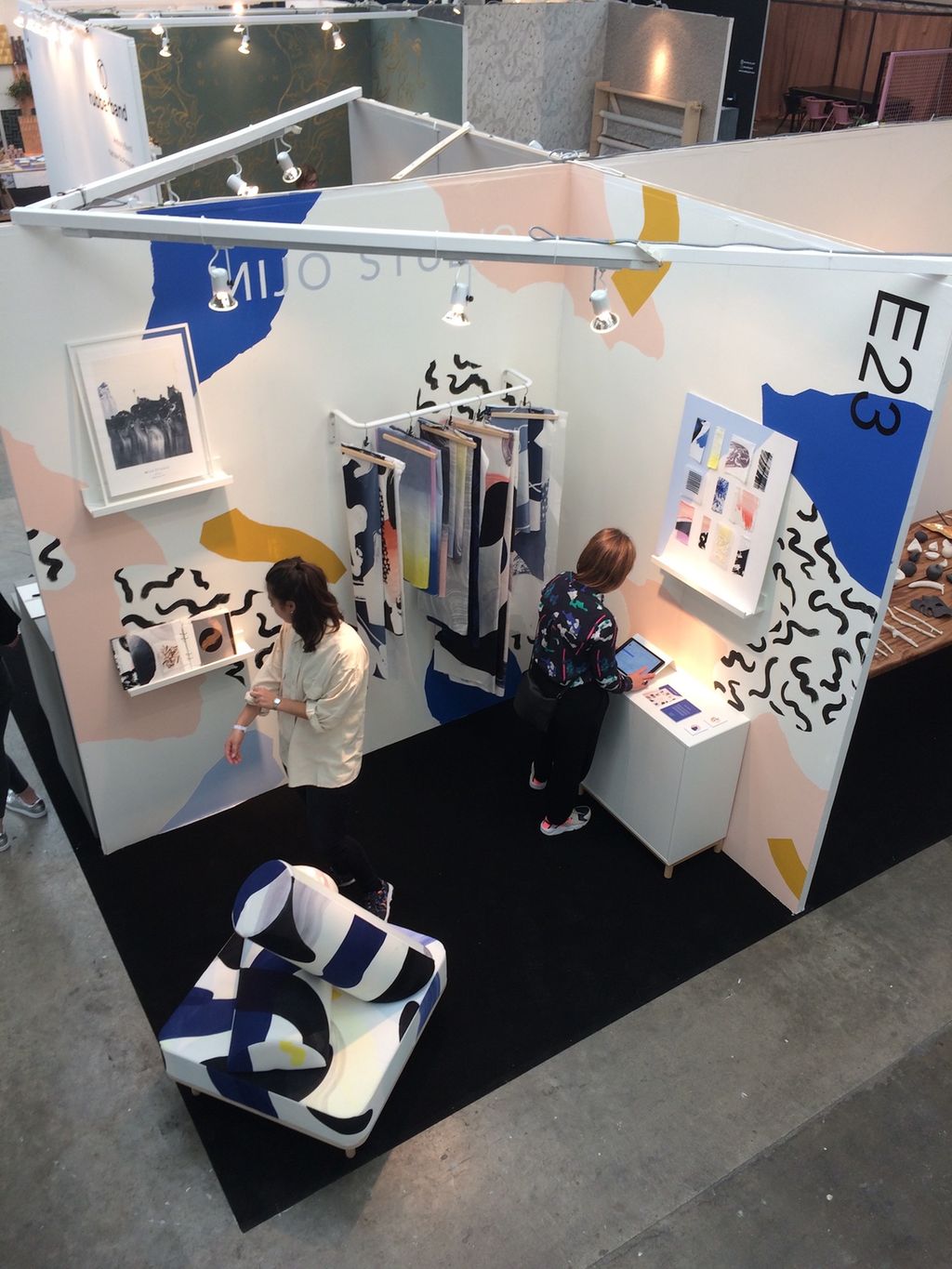 Messestand med tekstiler og interiør, sett ovenfra. Foto.