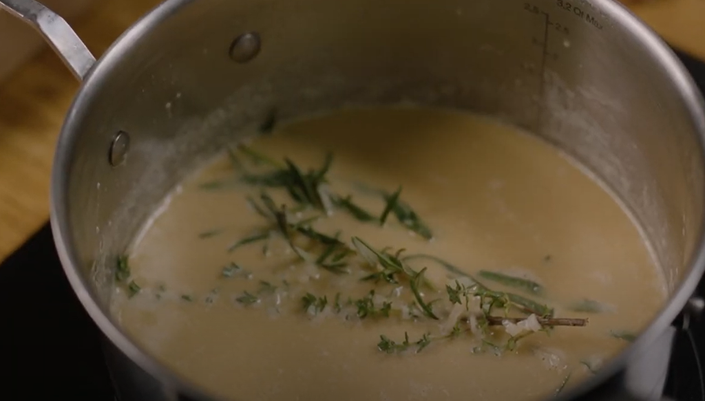 En moderne kylling-velouté i en kasserolle. Skjermdump fra filmen om kyllingkraft, sjy og saus.