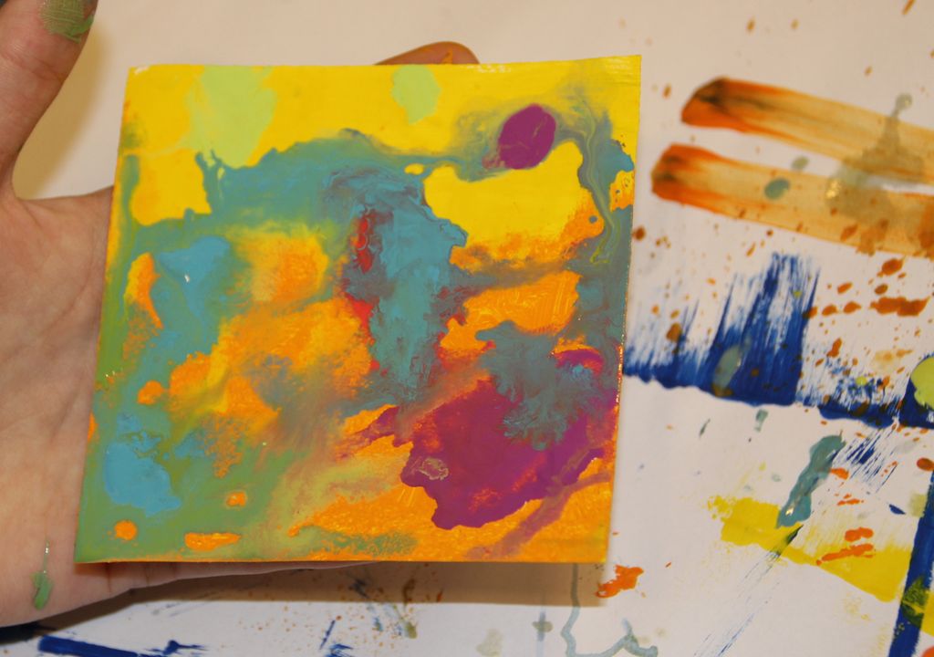 Abstrakt fargekomposisjon på kvadratisk papir. Foto.