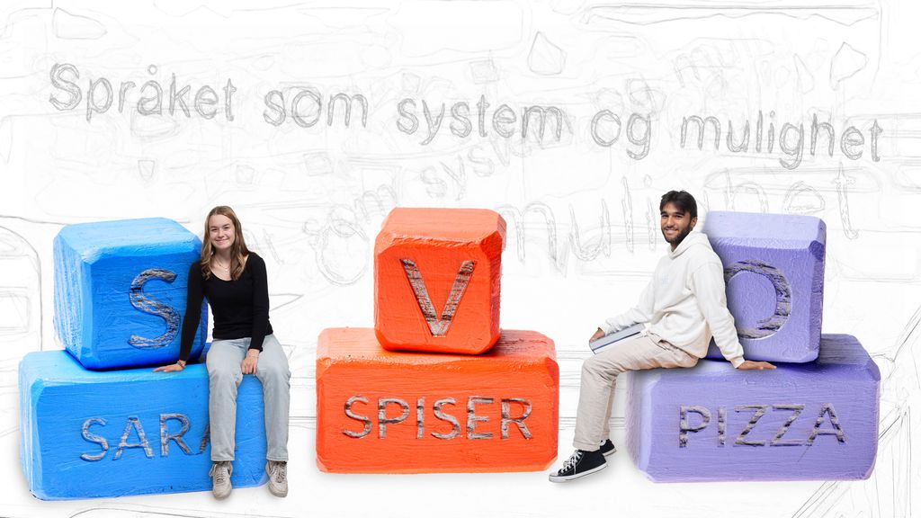 6 klosser med bokstaver på i forskjellige farger. To elever sitter på klossene. Foto.