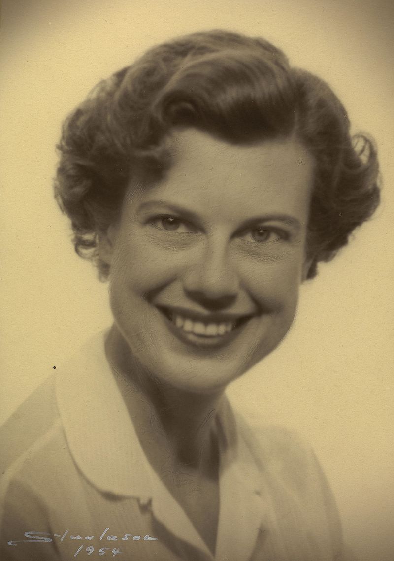 Portrett av Ebba Haslund. Hun smiler og ser i kamera.