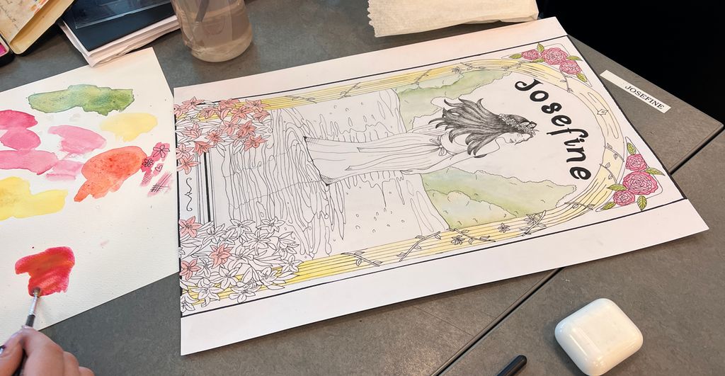 Ei hånd maler et art nouveau-inspirert bilde med akvarell. Foto.
