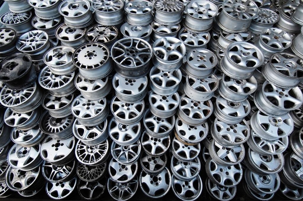 Haug med aluminiumsfelger pent stablet. Foto.