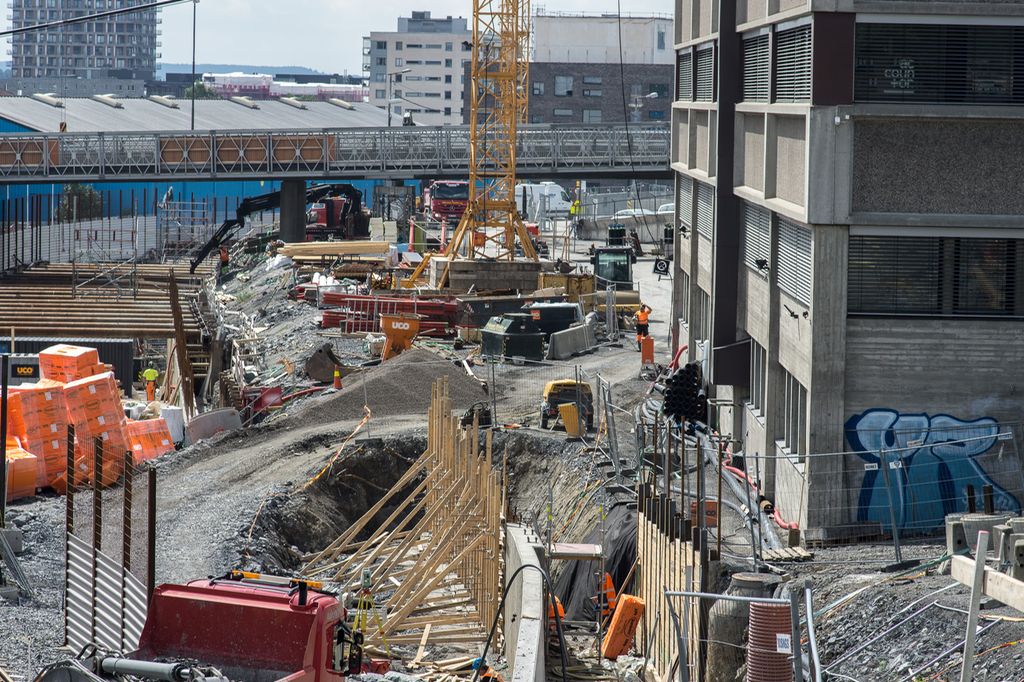 Byggeplass i by. Foto.