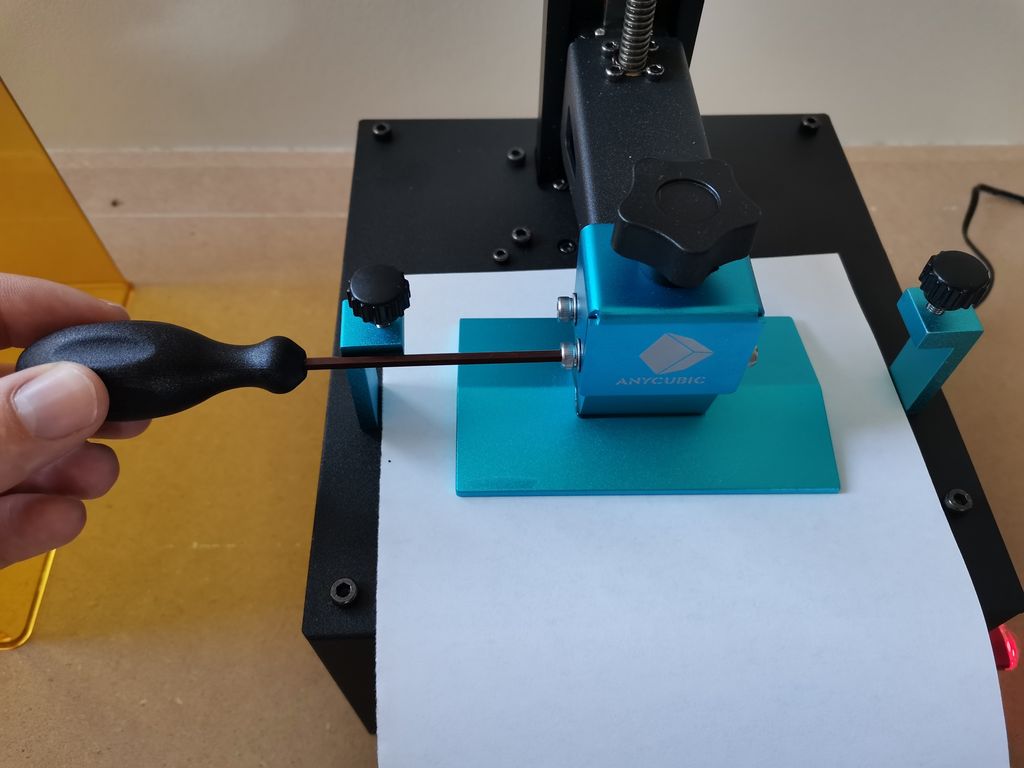 Justering av høyde på byggeplate for resin. Høyden justeres manuelt med skrutrekker. Foto.