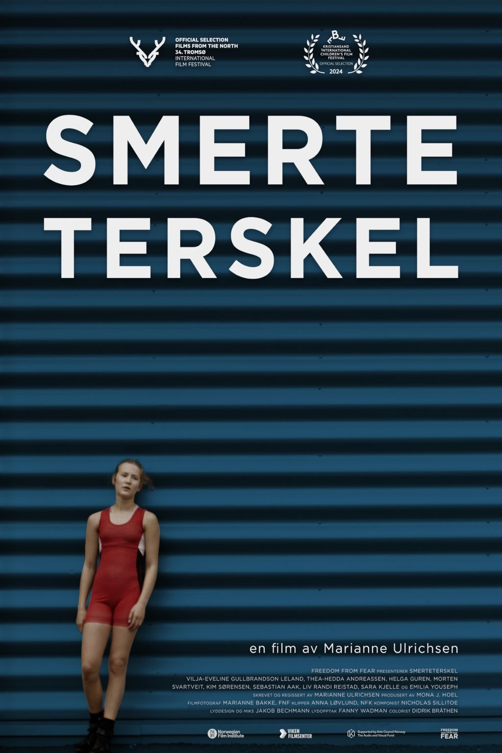 Filmplakat med et bilde som viser ei jente i rød brytedrakt foran en stor vegg. Tittelen på filmen, Smerteterskel, står øverst på plakaten. Plakat.