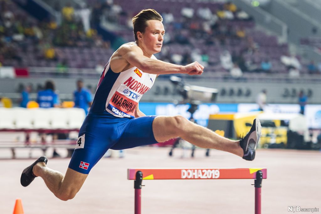 Karsten Warholm viser god spenst, styrke og teknikk ved å strekke bein og motsatt arm godt ut når han passerer hekken.  Foto.