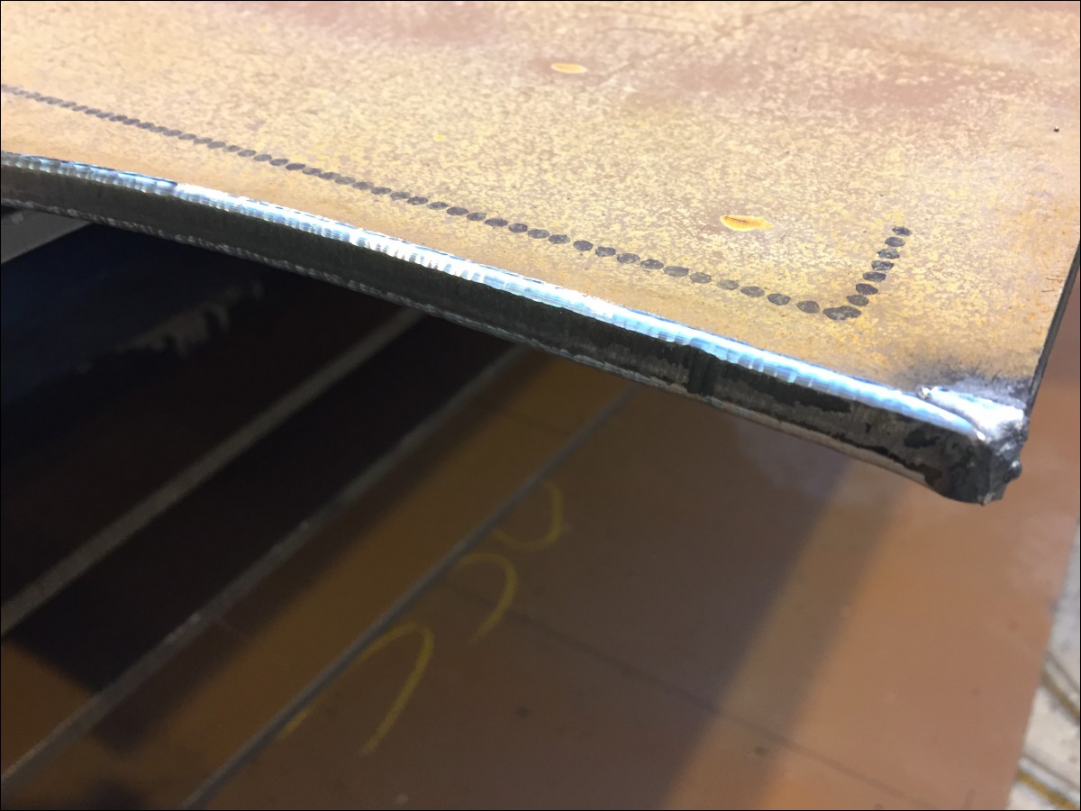 Stålplate der et hjørne er slipt og avrunda. Foto.