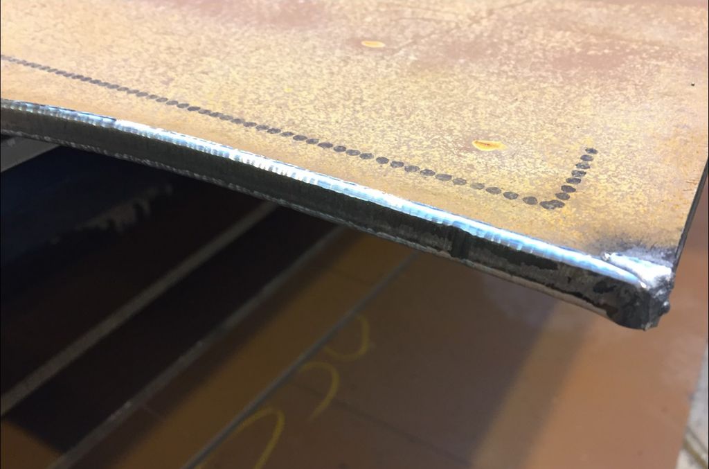 Stålplate der et hjørne er slipt og avrunda. Foto.