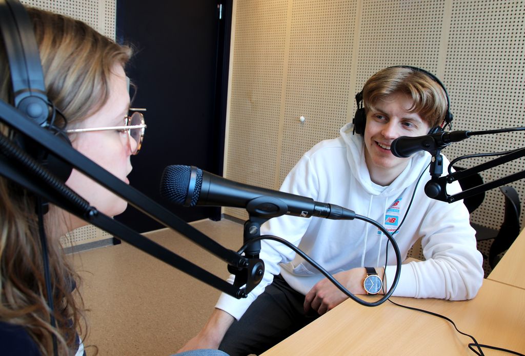 To elevar i samtale i lydstudio. Foto.