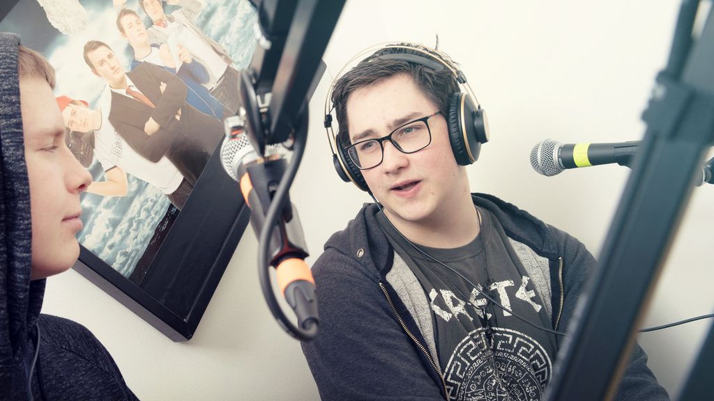 To gutter i et lydstudio. Foto.