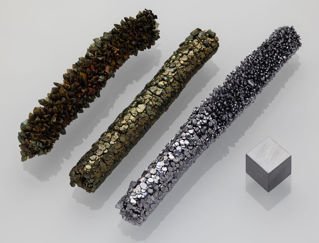 Vanadium som kube og krystallbarrar. Foto.