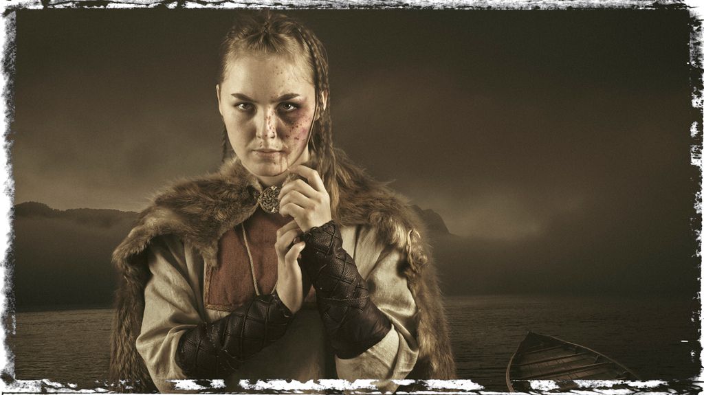 Ei ung dame ser rett inn i kamera. Hun har blod i ansiktet. Foto.