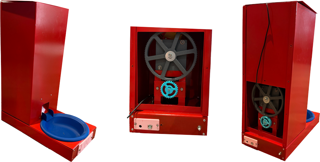 Tre bilder av en enkel mekanisk maskin. Maskinen har en flat, avlang sokkel. På sokkelen er det plassert en høy, firkanta boks og ei matskål. Boksen har ei lita åpning inn mot skåla, og inni boksen er det diverse elektroniske komponenter. Foto.