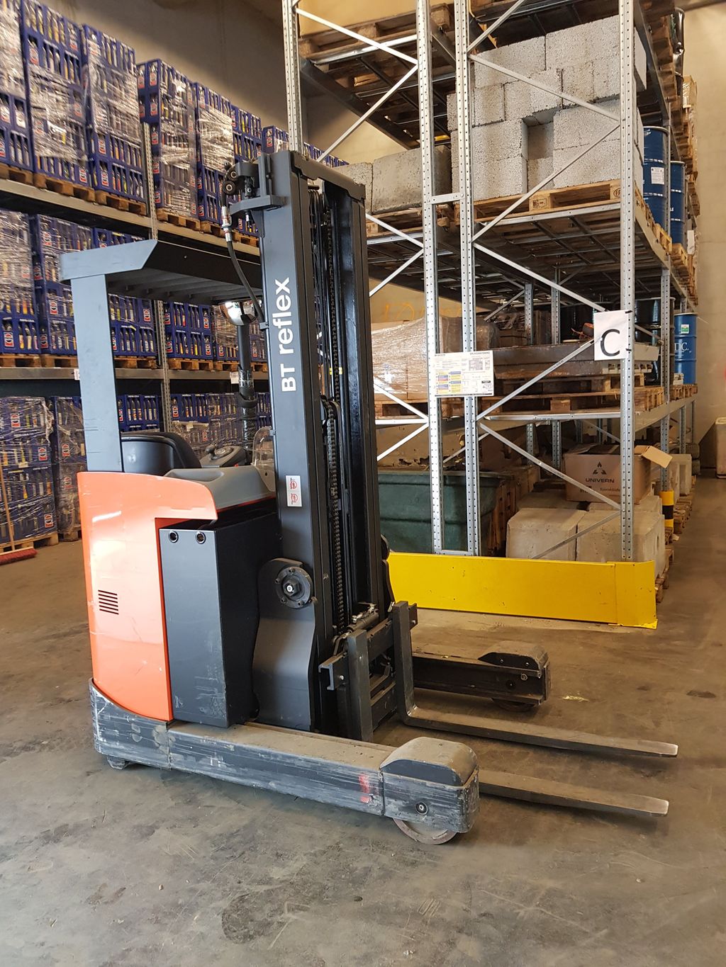 Bildet viser en skyvemasttruck parkert på et lager. Foto.