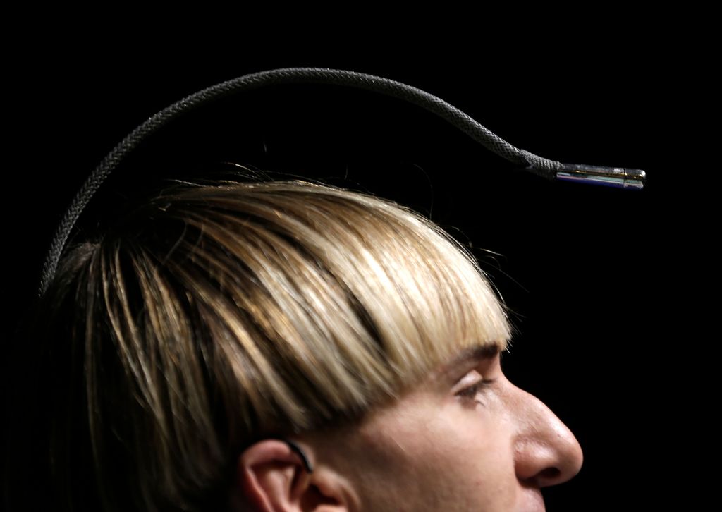 Antenne festet til hodet på mann. Foto.